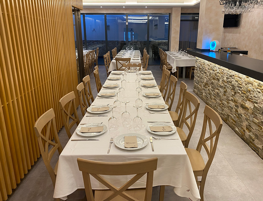 mesa de reservas privada con mesa decorada para 12 personas